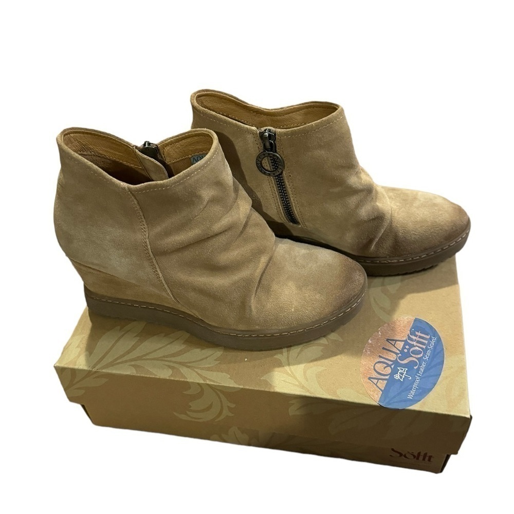 Aqua Soft 7 1/2 Ankle Boot Tan Taupe Suede Wedge Water Resistant Slouch Shoe